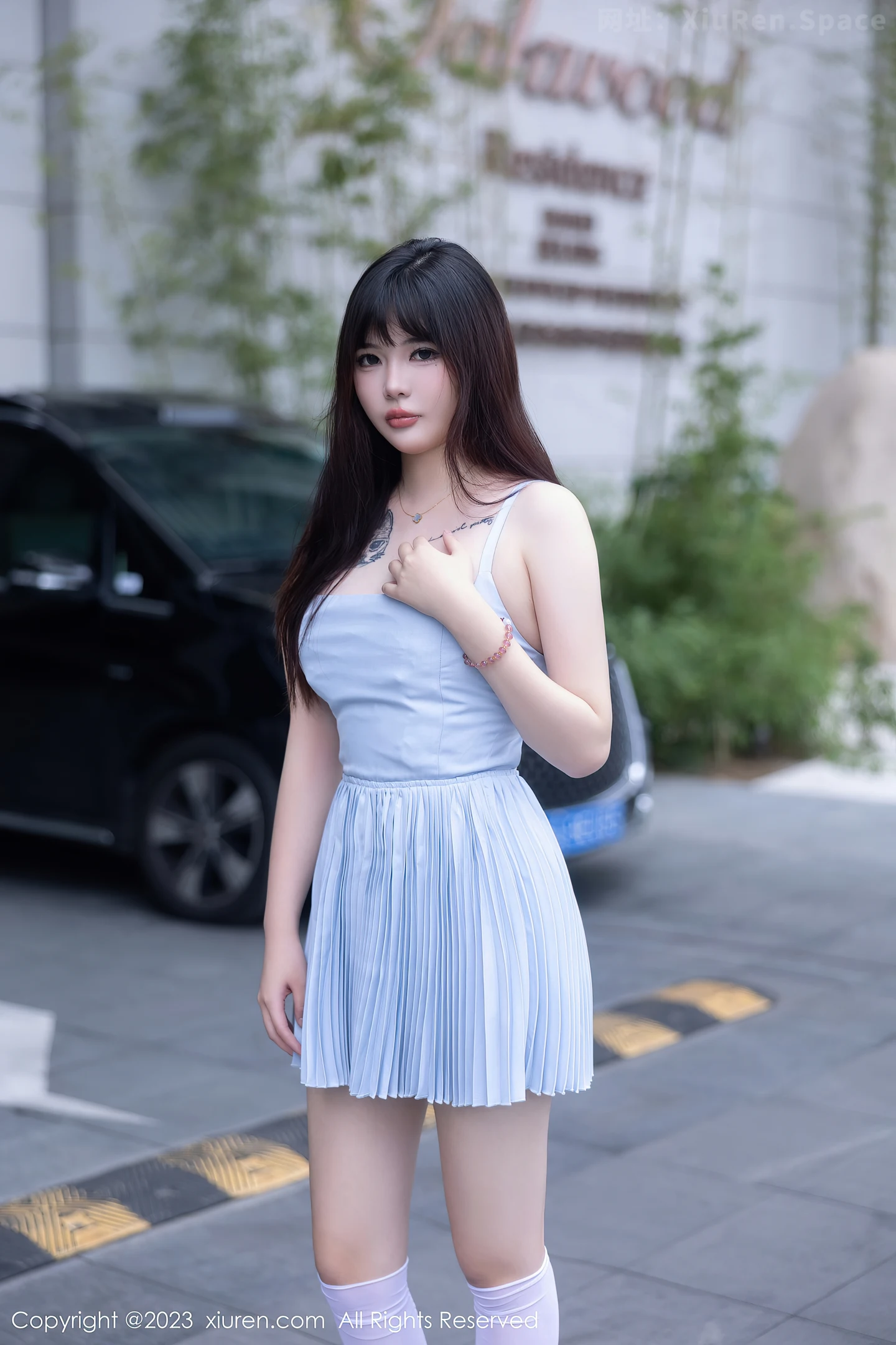 图片[4]-[XiuRen秀人网]VOL.7266 模特Arude薇薇性感淡蓝色连衣短裙配白丝袜秀曼妙身姿诱惑写真69P-秀人网官方网站